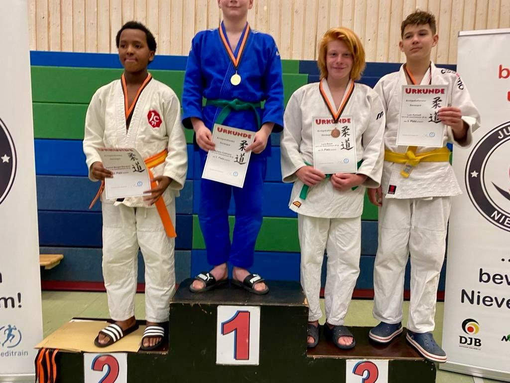 Luca Baum U 15 machte den 3 Platz bis 66 kg am 25.Februar 2024 bei der Berzirkseinselmeisterschaft und 
Qualifizierte sich somit auch für die Westdeutsche. Er hat gut gekämpft aber leider auch ein wenig Pech gehabt. 🥉💪🥋